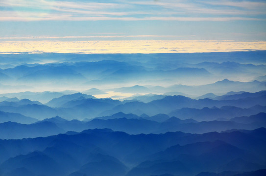 重峦叠嶂