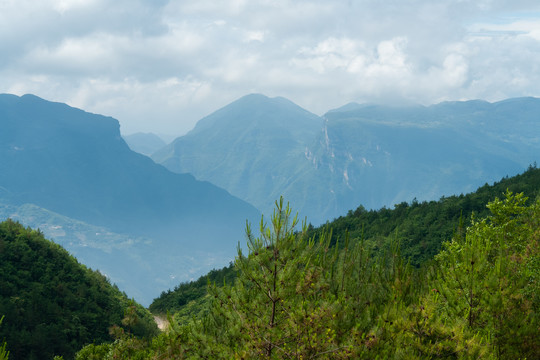 延绵起伏的巫山山脉