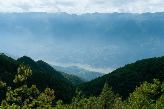 延绵起伏的巫山山脉