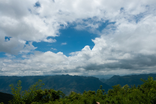 延绵起伏的巫山山脉