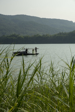 江河渔船小船捕鱼山水风景