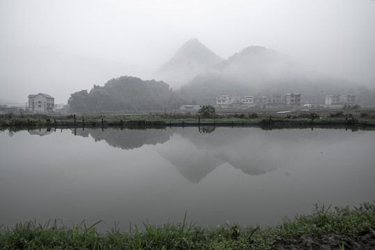 唯美乡村风景雾景宁静田园风光