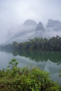 雾景山水风景画水墨意境