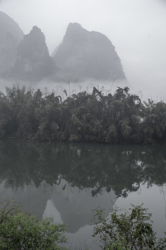 雾景山水风景画水墨意境