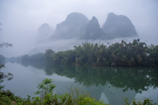 雾景山水风景画水墨意境