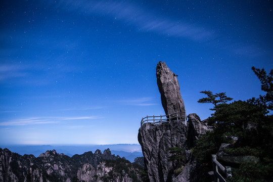 黄山飞来石