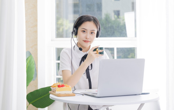 戴耳麦的女学生在电脑前上课