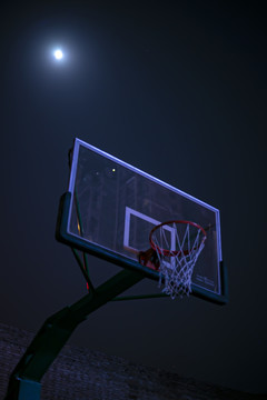 月下篮球框