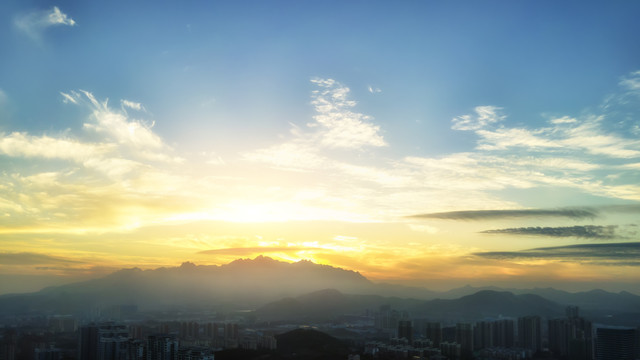 户外天空日落云彩和建筑天际线