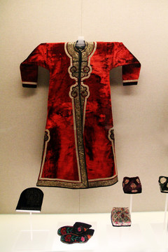 维吾尔族镶边红绒女袍