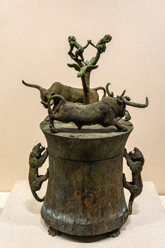 西汉动物搏斗铜贮贝器