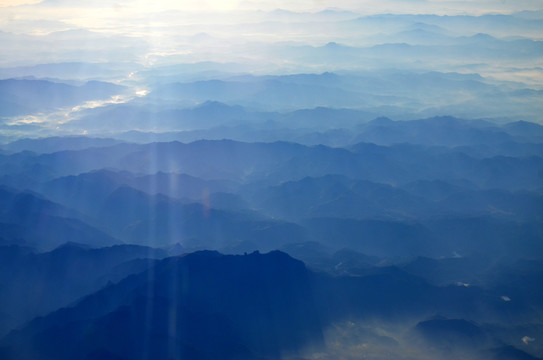 群山连绵