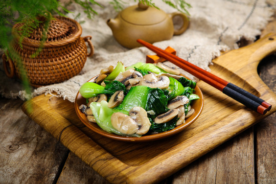 营养可口白蘑菇炒青菜
