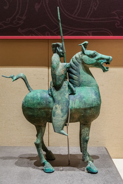 汉代铜执戟骑士俑