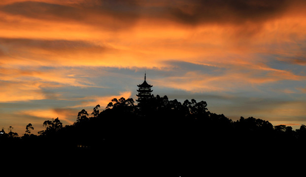 莲湖楼塔夕阳剪影