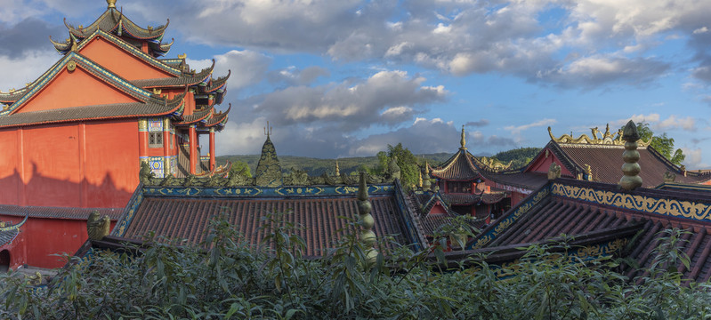 蜀南竹海藍天白云光影龍吟寺