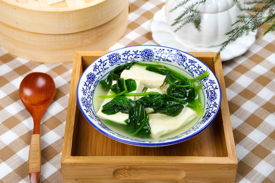 鲜美营养菠菜豆腐汤