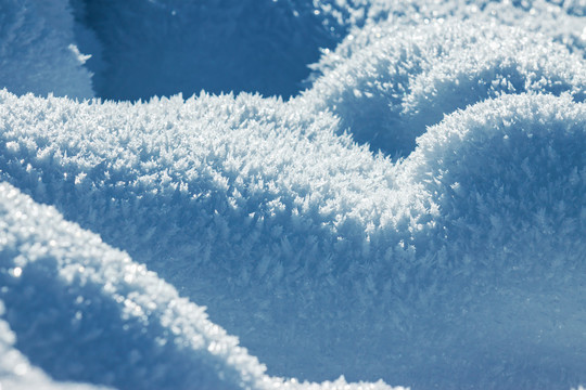 逆光雪包积雪曲线