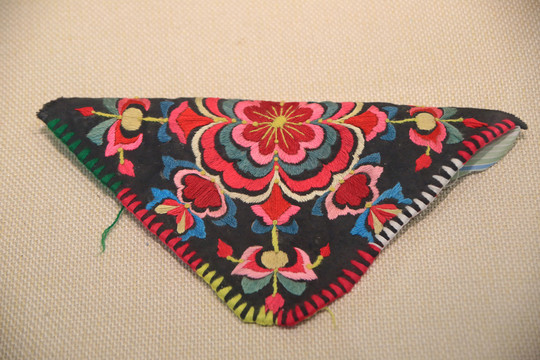羌族刺绣方巾
