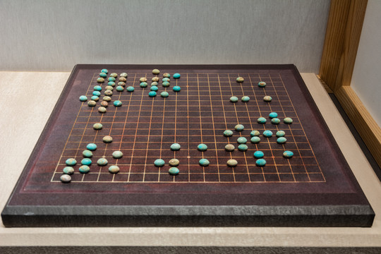 东汉琉璃棋子和棋盘