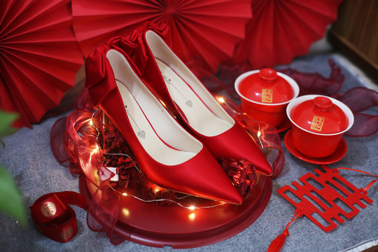 中式传统婚礼的红色婚鞋