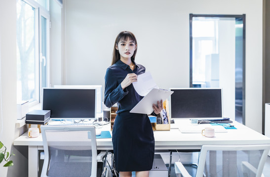 办公室里的商务女性