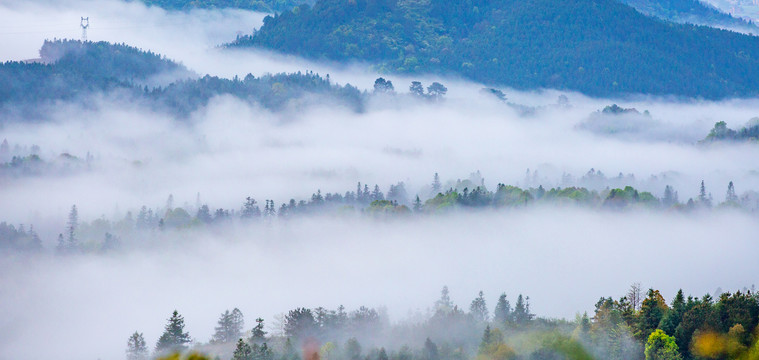 山村晨霧全景接片