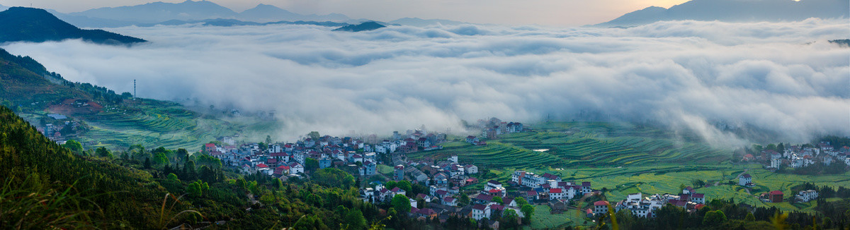 山村晨霧全景接片