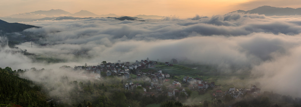 山村晨霧全景接片