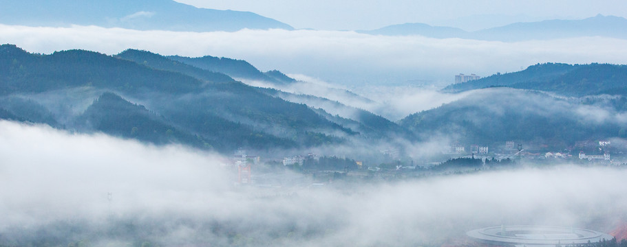 山村晨霧全景接片