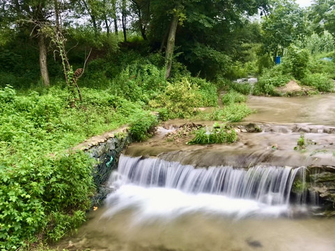 一溪如练绕山行