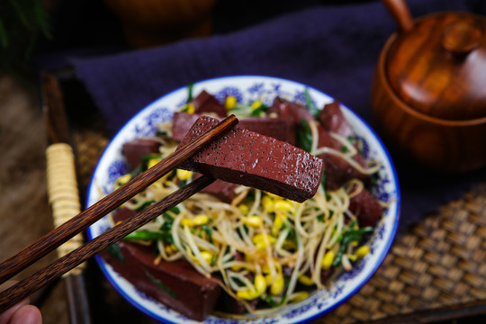 滋補營養(yǎng)豆芽炒豬血