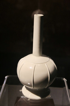 汉代瓜楞长颈瓷瓶