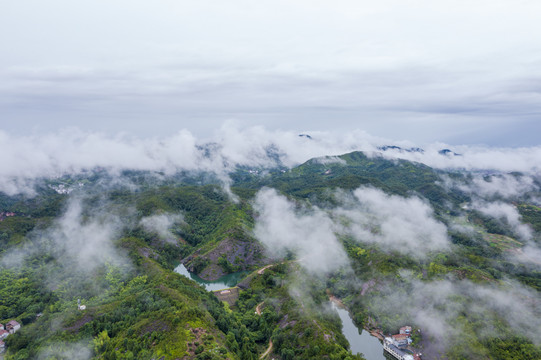 江南高山田园烟雨朦胧风光