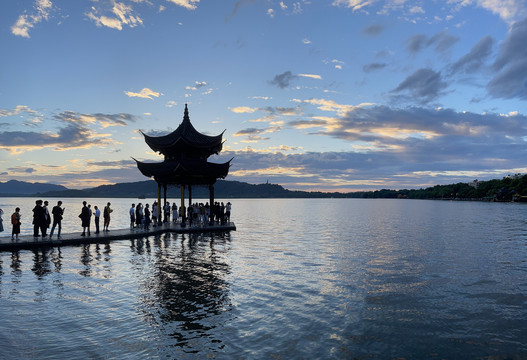 杭州西湖的黄昏美景