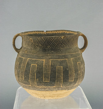 马家窑文化彩陶曲折纹罐