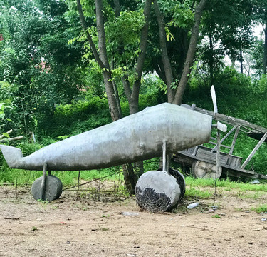 水泥飞机塑像