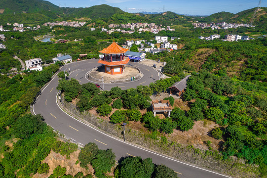 道路蜿蜒盘旋的高州根子红荔阁