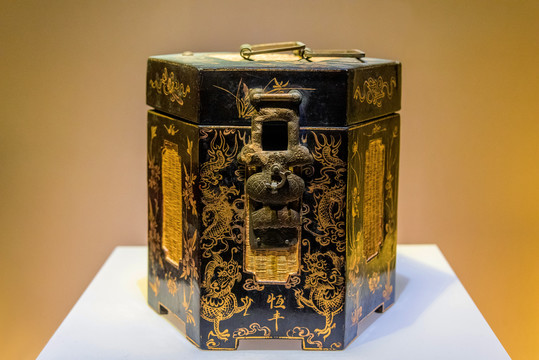 南京博物院描金提食盒