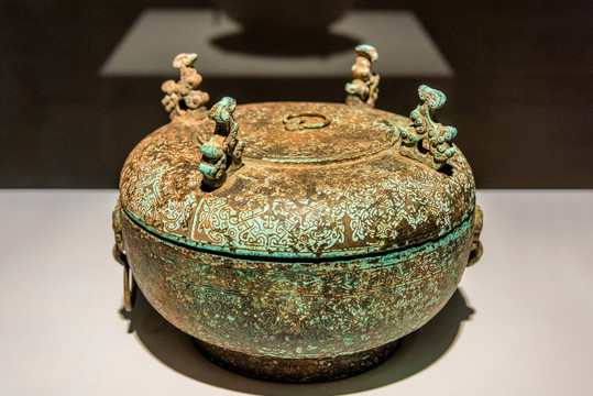 南京博物院战国青铜错银四羊盒