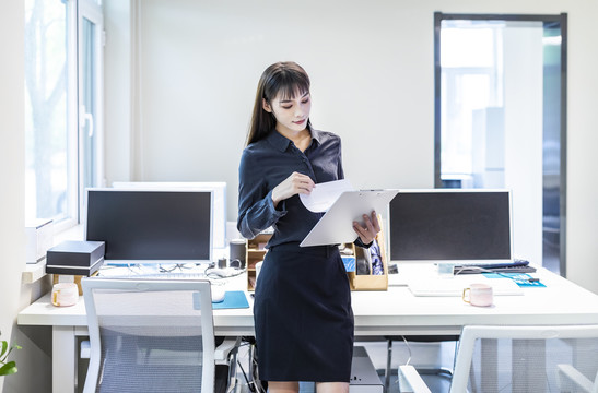 办公室里的商务女性