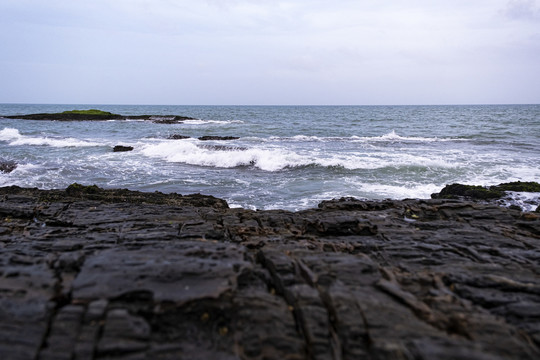 海边礁石海浪