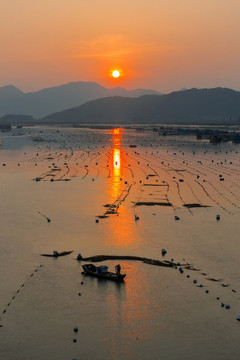 橙色夕阳下的宁静渔村