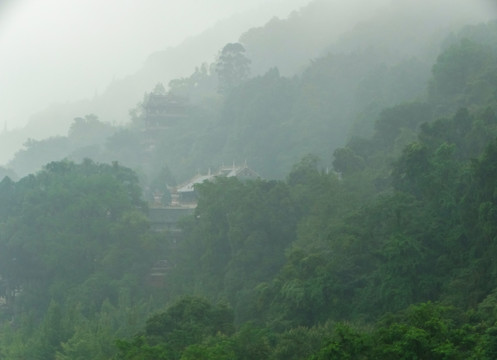 云雾玉垒山