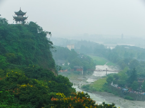 烟雨玉垒山