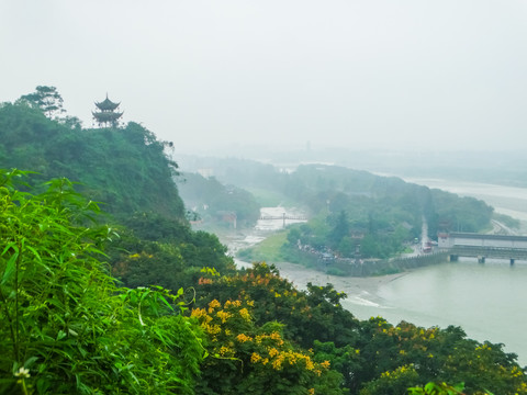 烟雨玉垒山