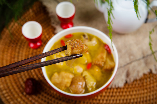 美味营养猴头菇炖鸡汤