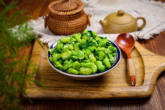 新鲜诱人韭菜炒蚕豆仁