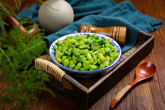 新鲜诱人韭菜炒蚕豆仁