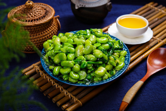 新鲜诱人韭菜炒蚕豆仁